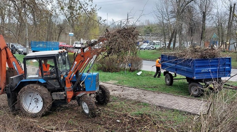 В одному із мікрорайонів Сміли у день довкілля прибрали сквер