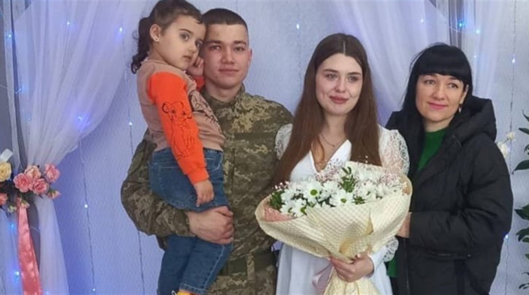 Кохання попри війну. У прикордонному Глухові одружилися військовий із батальйону ТРО і його наречена