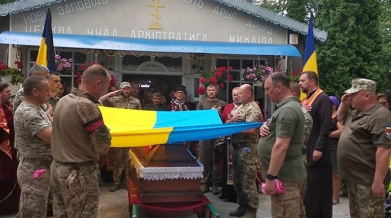 На Чортківщині провели в останню путь загиблого командира відділення Віктора Росінчука