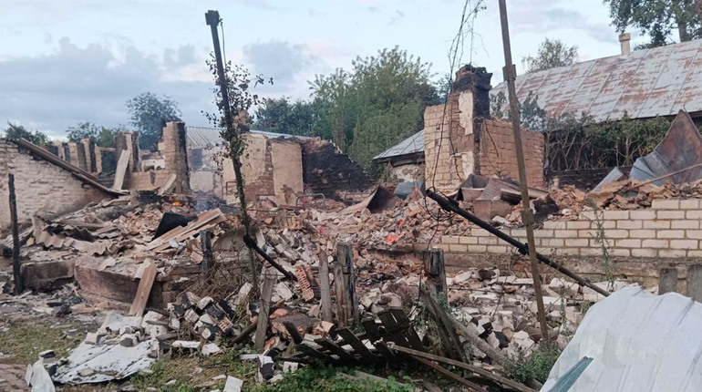 У День Незалежності росіяни вщент знищили будинок фельдшера у селі Ходине. Родина потребує допомоги