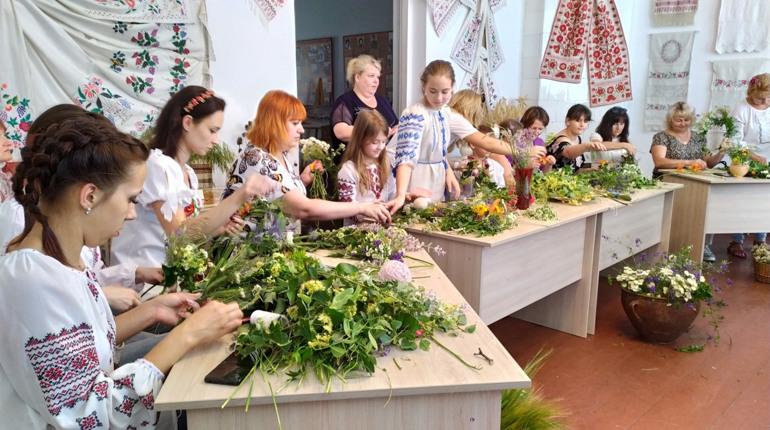 Квіти, трави і затишна атмосфера: уманчани вчилися плести купальські вінки
