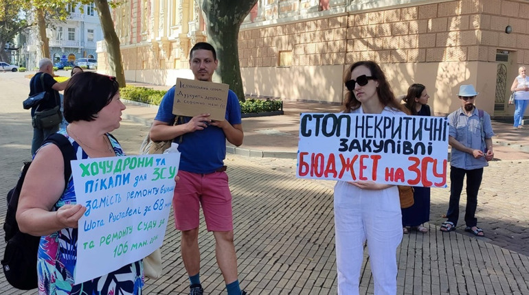 Волонтери Одеси протестували проти безглуздого витрачання бюджетних коштів