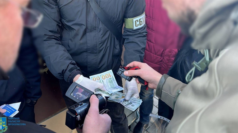 Вимагав хабар за оформлення гуманітарки для захисників: на Одещині затримали інспектора митниці