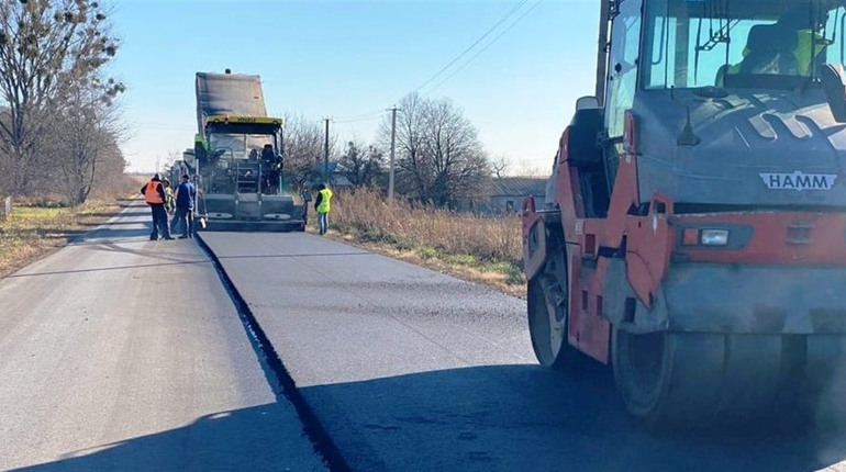 Від траси Львів-Луцьк до Сокаля можна доїхати вдвічі швидше, на дорозі встелили новий асфальт
