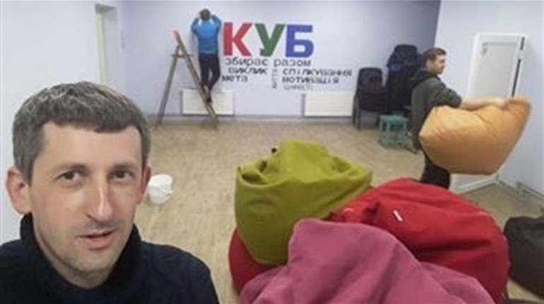 У молодіжному центрі «КУБ» у Корюківці почистили пуфи, розписали стіну і робитимуть лакові панелі 