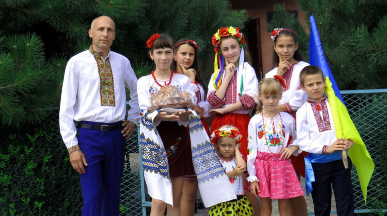 Віктор і Лариса Галузінські з села Новозаріцьке плекають собі гідну зміну