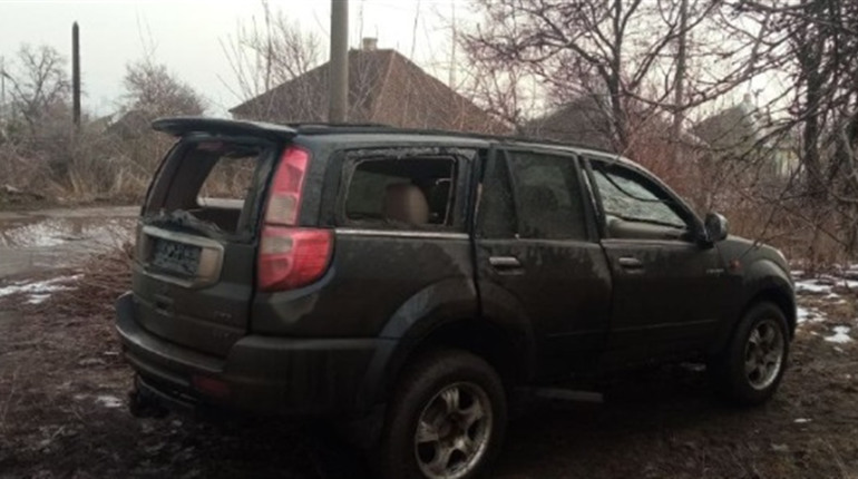 В окупованому Лисичанську невідомий дрон влучив в автівку з людьми. Є постраждалі