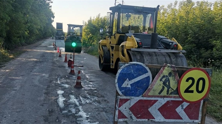 Між Глуховом та селами Сваркове й Заруцьке ремонтують дорогу (фото)