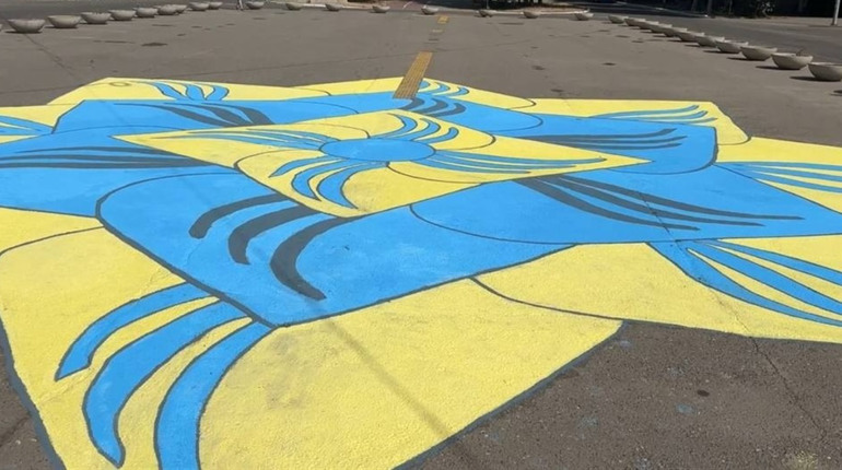 На площі Миру у Жовтих Водах відновили 15-метрову "квітку Миру"