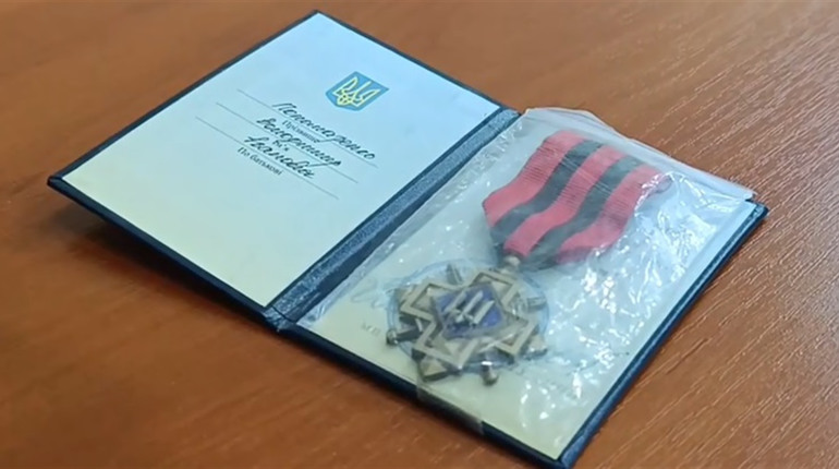 Рідні безвісти зниклого військового із Гадяцької громади отримали відзнаку Головнокомандувача ЗСУ
