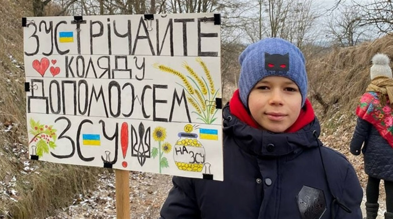 У Великій Солтанівці діти наколядували 15 тисяч гривень і передали всю суму військовим