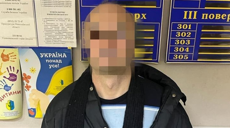 У Южноукраїнську на автовокзалі дебошир побив двох поліціянтів