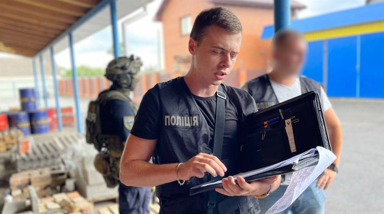 На Черкащині під час комендантської години чиновник напав на поліцейського