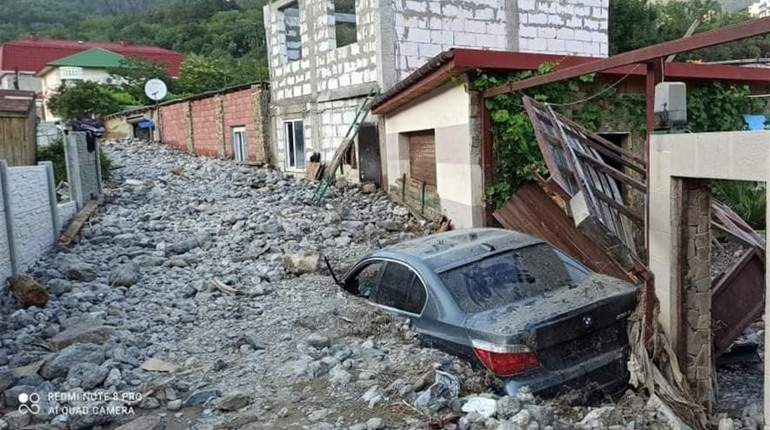 Камені з неба: село під Ялтою засипало сміттям і камінням після опадів. Дивимось фото