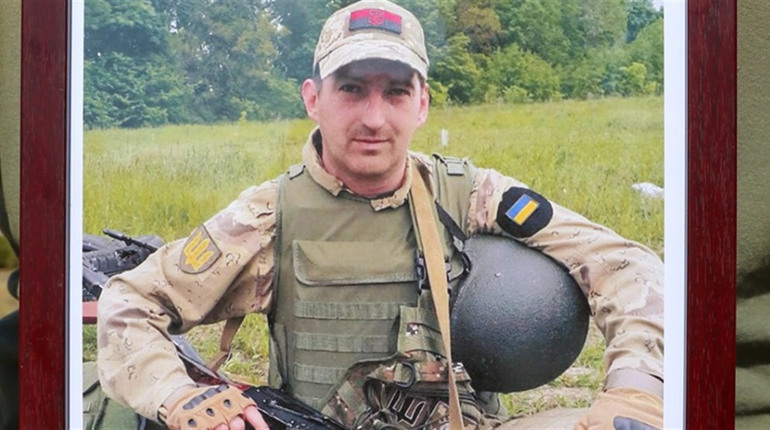 Віддав своє життя за мирне небо над Україною: Нетішин провів в останню дорогу воїна Олексія Шевчука