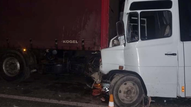 У селищі Заводському на Чортківщині маршрутний автобус в’їхав у вантажівку