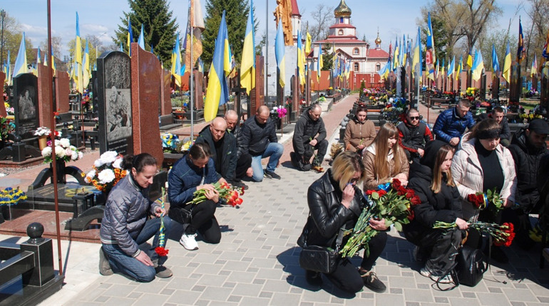 Повернувся «на щиті» після невідомості: Шостка попрощалася з кулеметником на позивний «Чарлі»