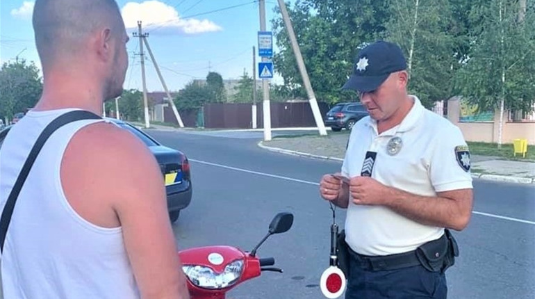 Біляївські поліцейські почали перевіряти, чи дотримуються водії мопедів усіх правил керування
