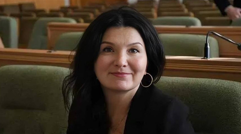 Учителька з Сарн, яка отримала державну премію, знову передасть кошти військовим