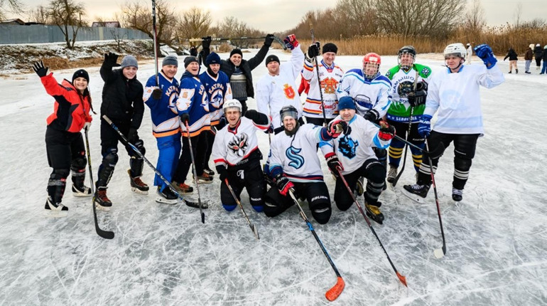 "Комишові коти" знову на льоду: як у Біляївці зіграли хокейний матч на річці. Коли наступний