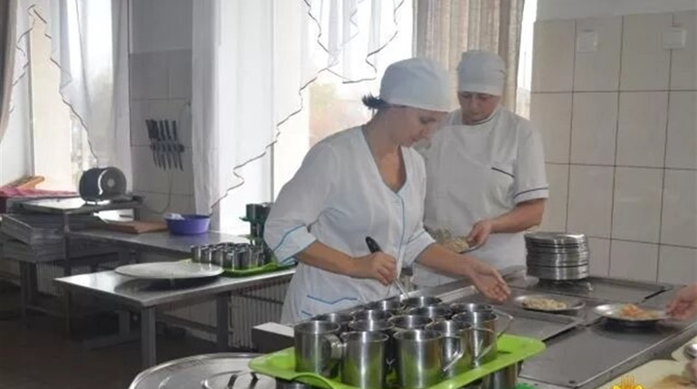 Равіолі та паелья: у Володимирецькому колегіумі харчують дітей по меню Клопотенка