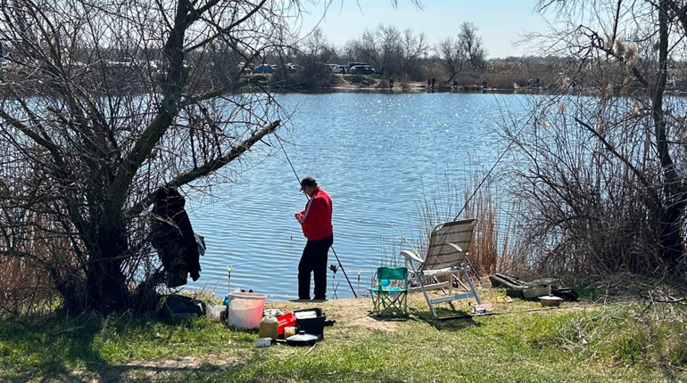 Учні біляївських ліцеїв прибирали пляж «Піщаний» від сміття, яке залишають рибалки