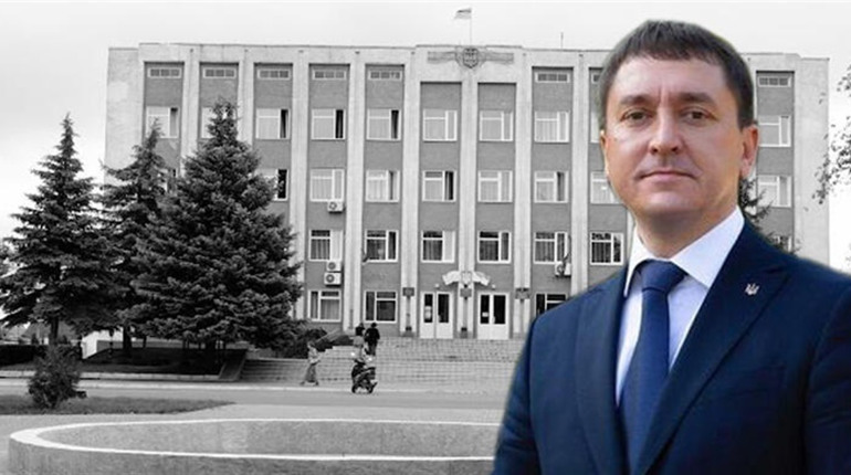 Призупинили преміальні на місяць: скільки заробляє мер Сарн та заступники