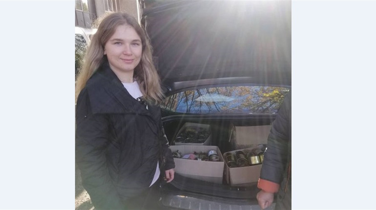 Понад 800 окопних свічок для ЗСУ зробила чернігівська волонтерка Анастасія Демиденко за місяць