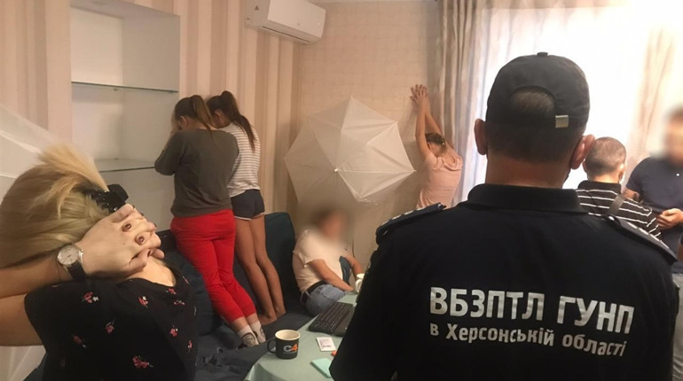 Поліція викрила у Херсоні дві онлайн-порностудії. За місяць тут заробили близько мільйона гривень