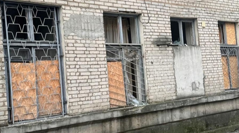Окупанти вночі обстріляли дитячу поліклініку та навчальний заклад у Херсоні