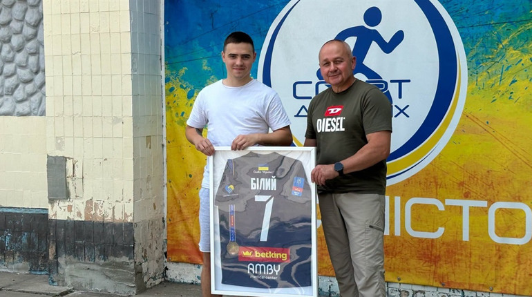 Бронзовий призер Екстра-ліги Денис Білий передав Жовтим Водам свою переможну футболку