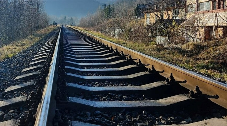 Небезпечні розваги: на залізниці у Первомайську підлітка отримала ураження струмом