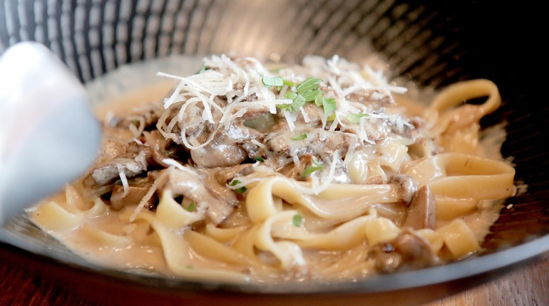 Рецепт дня: паста з куркою, печерицями та вершками