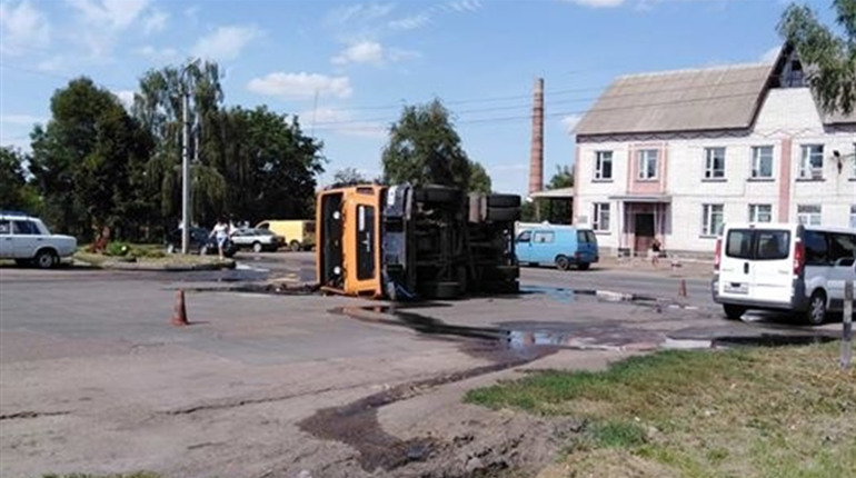 У Ніжині перекинувся водовіз. Водія забрала швидка