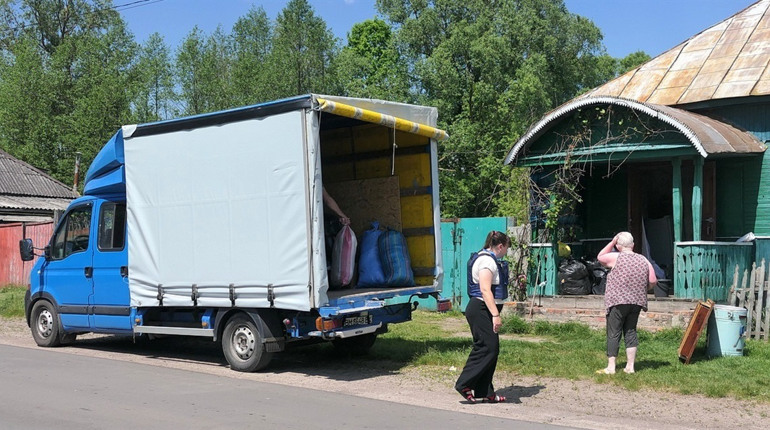 «Тяжко все лишати, але тут жити не можемо». Як евакуюють людей із прикордонної Дружби