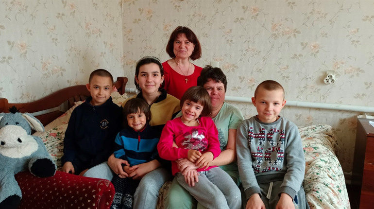 «Я сказала дочці, що не народила, а знайшла її». Історія фастівської сім’ї, в якій 6 прийомних дітей