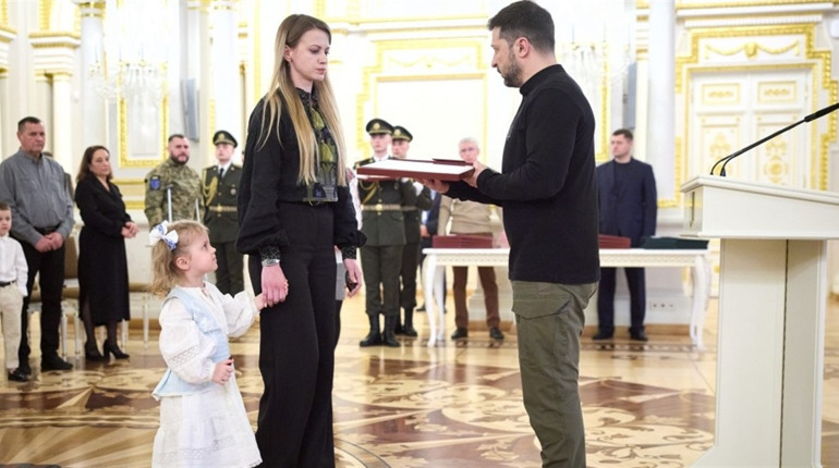 Родині загиблого військового Юліана Матвійчука із Полтави вручили орден "Золота Зірка"