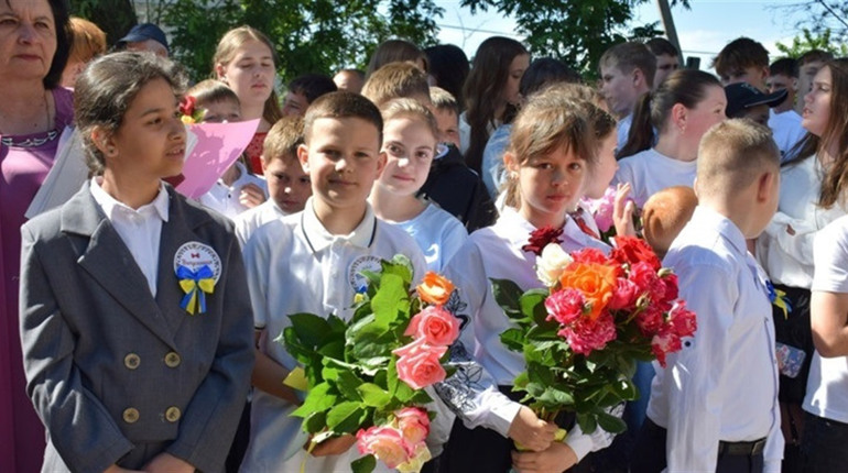 Останній дзвоник 2026 у Біляївській громаді: нагороди, вітання та новий автобус для ліцею Градениць