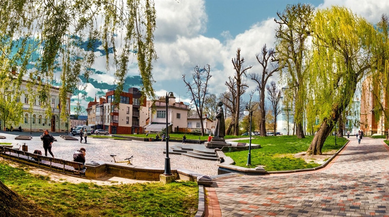 Молодь впевнено каже: "Я з Дрогобича", проте не планує залишатися в громаді – дослідження