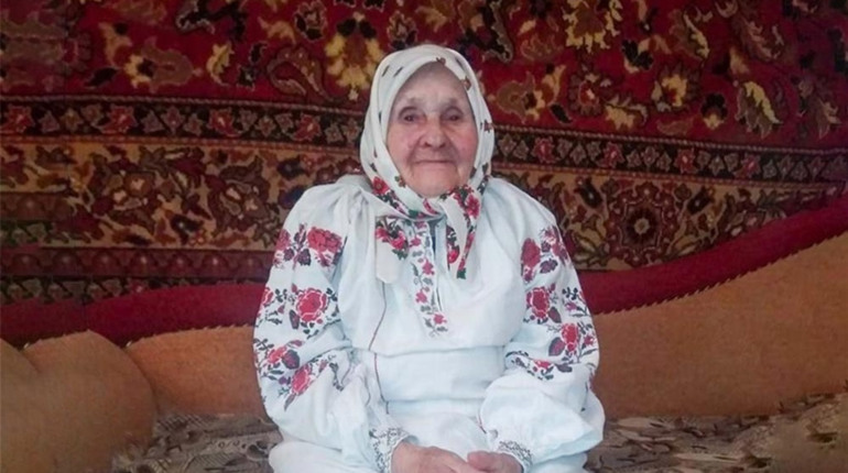 Понад 100 років вишитій сорочці, яку носить довгожителька із села Сущани, що на Кагарличчині