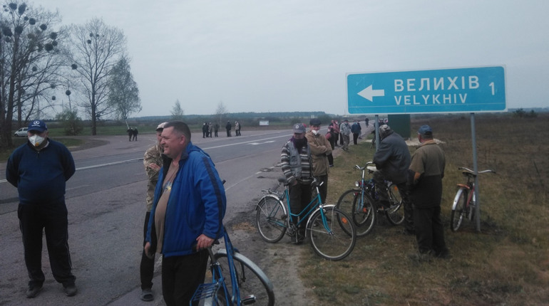 На трасі біля Велихова місцеві жителі влаштували пікет проти демонтажу автобусних зупинок