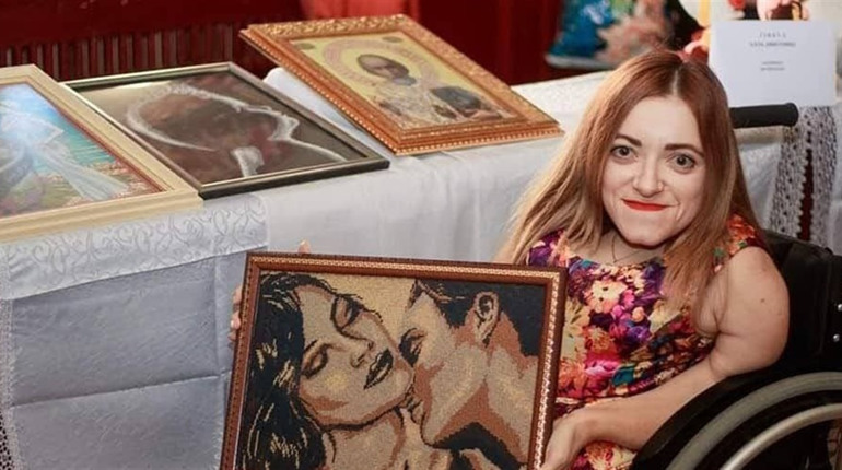 Первомайчанка Алла Гінкул допомагає ЗСУ, продаючи вишиті картини