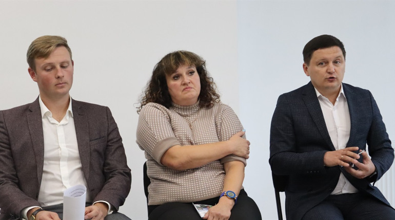 Без протоколу, зате з синцями: поліція досі не пояснила затримання директорки дрогобицького ліцею