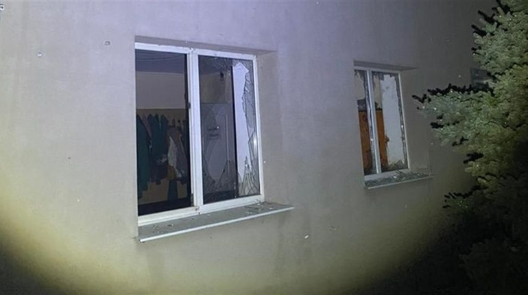 Ворожі обстріли на Херсонщині: поранені мирні жителі та поліцейський, пошкоджено дитячий садочок