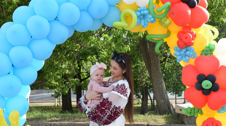 Міський парк 20 травня ряснів вишиванками. Також там розташували патріотичну фотозону