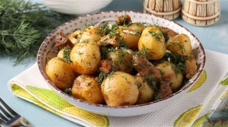 Рецепт дня: молода картопля зі шкварками та кропом