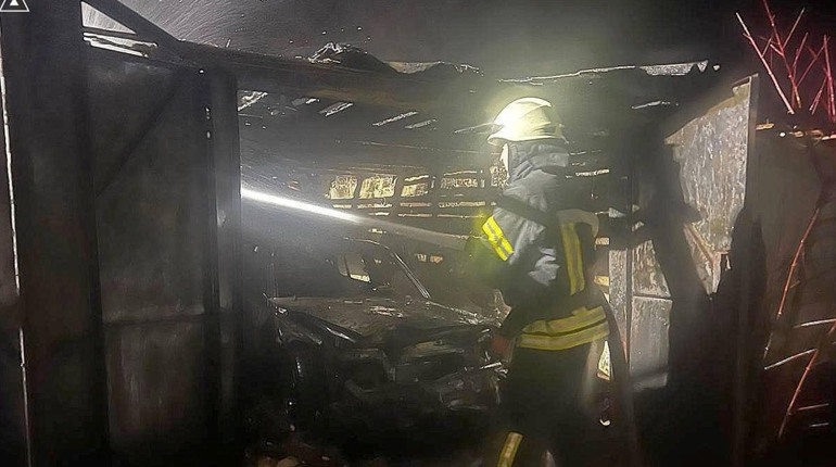 Вночі в гаражному кооперативі у Звягелі спалахнула пожежа