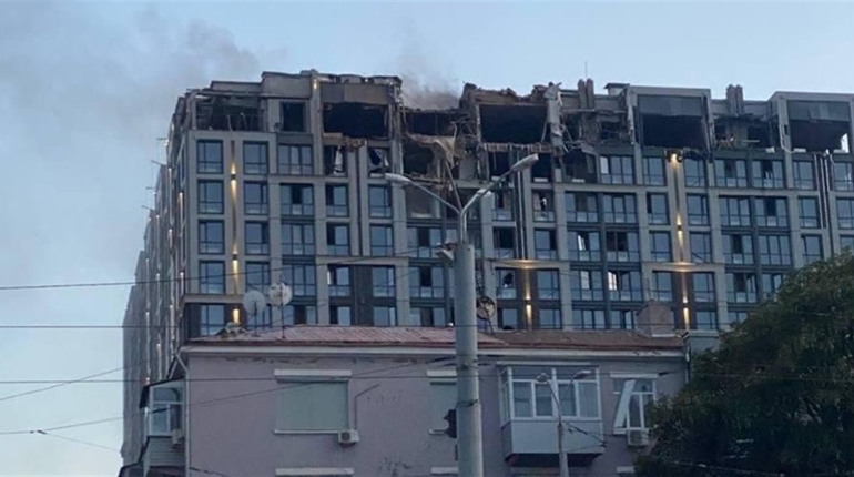 Окупанти влучили ракетою в багатоповерхівку та будівлю СБУ в центрі Дніпра: що відомо