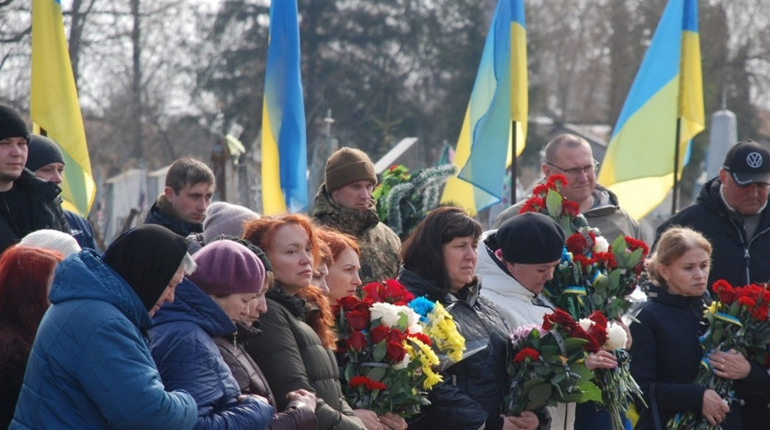 На щиті повернувся 26-річний захисник: Шосткинська громада у скорботі за Дмитром Морозом