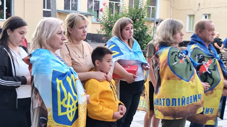 Вечір надії у Дмитрівці: рідні чекають зниклих безвісти захисників